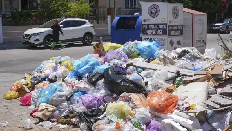 İzmir'de Çöp Krizi: Sokaklar Yığın Yığın Atıkla Dolduruldu!