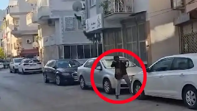 İzmir'de Saldırganla Çatışma Anları: Gerilim Dolu Bir Gündem