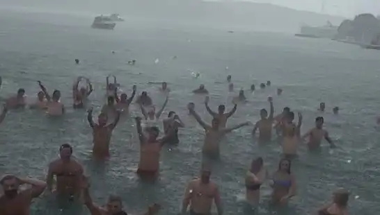 İstanbul'un Yağmuruna Rağmen Bebek'te Denize Giren Kalabalık Dikkat Çekti