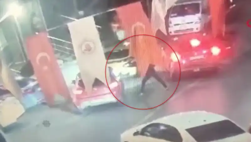 Kağıthane'de Sokak Ortasında Cinayet: Otomobildeki Genç Kurşun Yağmuruna Tutuldu