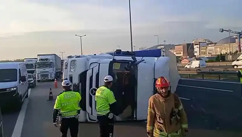 Pendik TEM Otoyolu’nda Korkutan Kaza: TIR Devrildi, İstanbul’a Girişte Sıkışıklık Başladı