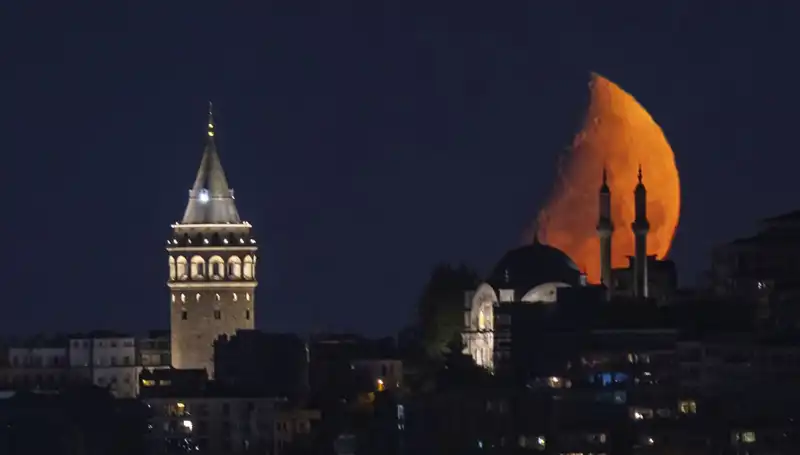 İstanbul'da Büyüleyici Yarım Ay: Şehir Gökyüzünde Işıldıyor